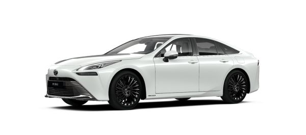 Weiße Toyota Limousine steht diagonal zur Kamera.