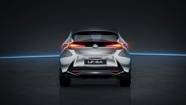 Lexus LF SA Konzeptfahrzeug in der Heckansicht mit eingeschaltetem Licht