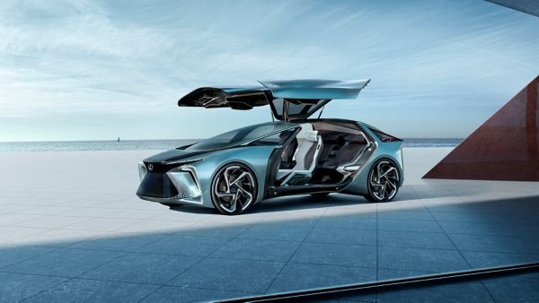 Ein Lexus LF-30 Electrified Konzeptfahrzeug in der Seitenansicht mit geöffneten Flügeltüren