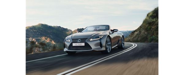 Lexus LC Cabriolet auf Fahrt durch offene Landschaft