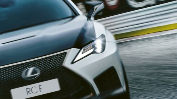 Aufnahme des Lexus RCF von vorne mit Zoom auf den Scheinwerfer