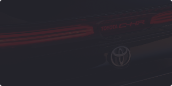 Toyota C-HR hátsó lámpája és emblémája.