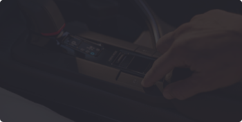 Egy kéz egy Toyota autó légkondicionáló rendszerének kezelőszerveit állítja be.