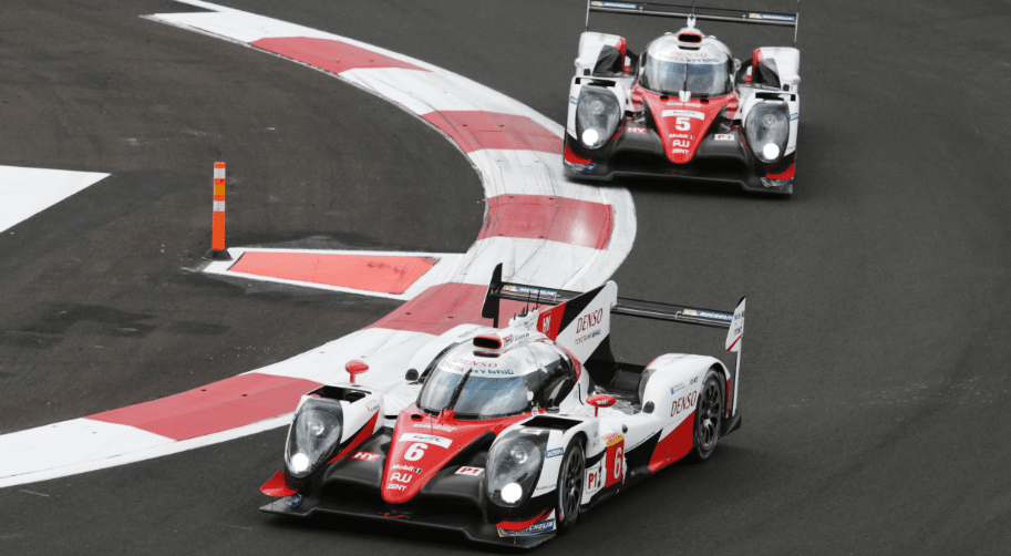 Dwie sportowe Toyoty na torze podczas wyścigu długodystansowego WEC.