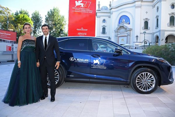 LEXUS VENEDİK’TE KIRMIZI HALININ YILDIZI OLDU