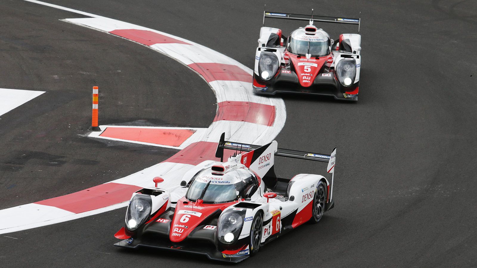 Dwie sportowe Toyoty na torze podczas wyścigu długodystansowego WEC.