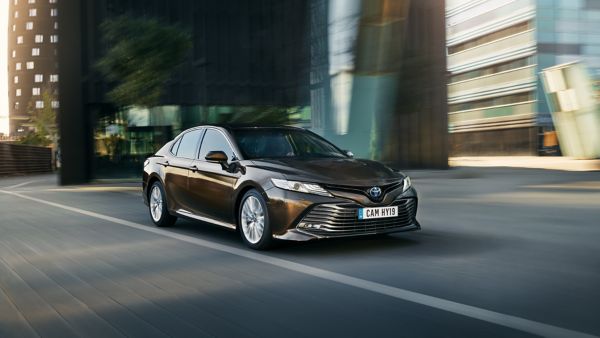 Toyota Camry in einer Einfahrt