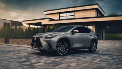 Бічний вигляд припаркованого Lexus NX