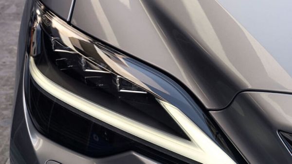 Nahaufnahme einer Lexus Frontleuchte