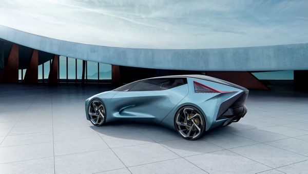 Ein Lexus LF-30 Electrified Konzeptfahrzeug in der Seitenansicht vor einer modernen Kulisse