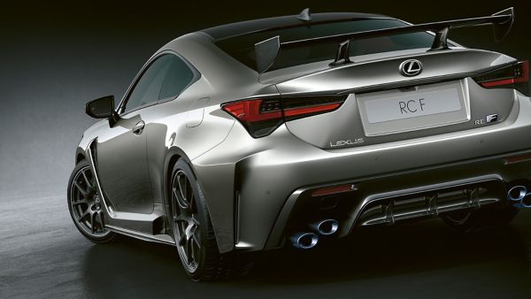 Heckansicht eines silbernen Lexus RCF