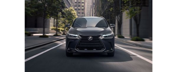 Lexus RX 400h fährt auf einer Straße