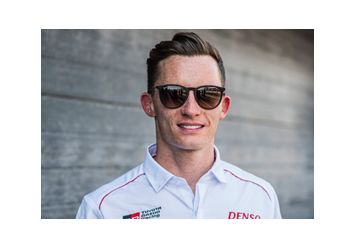 Portrait von Mike Conway in weißem Polohemd und schwarzer Sonnenbrille.