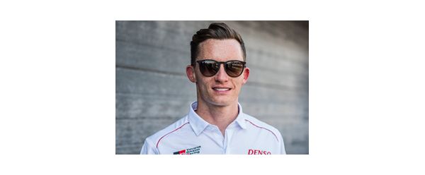 Portrait von Mike Conway in weißem Polohemd und schwarzer Sonnenbrille.