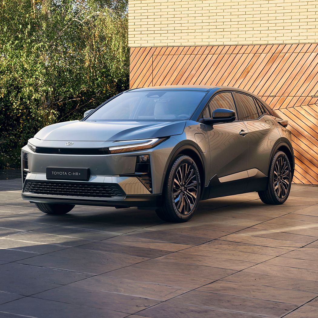Toyota C-HR+ stoi pod domem.