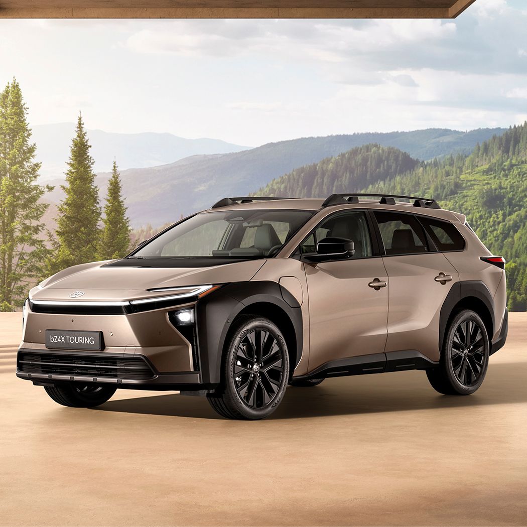 Toyota bZ4X Touring stoi na tel górkiego krajobrazu.