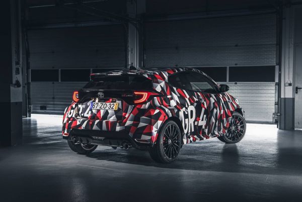 GR Yaris паркиран в гараж заден изглед