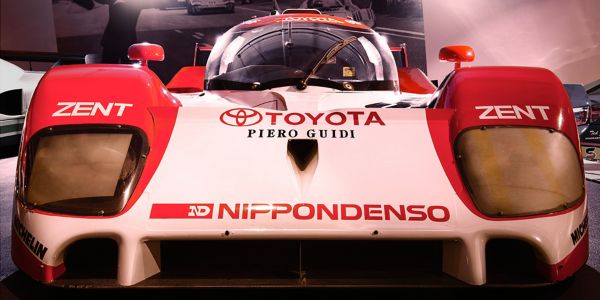 Frontalaufnahme eines weiß-roten TS010 Rennwagens mit Toyota Schriftzug und verschiedenen Sponsoren-Logos