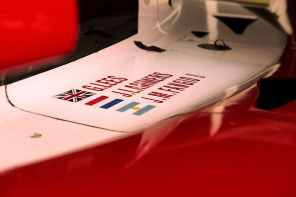 Nahaufnahme der seitlichen Karosserie mit den Länderflaggen und Namen der drei Rennpiloten