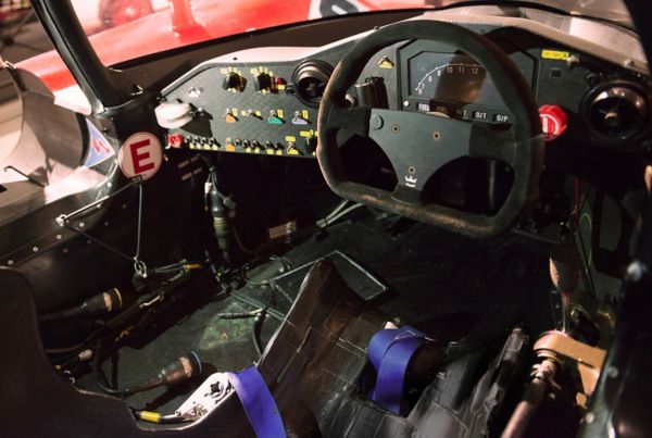 Cockpit des Toyota TS010, auf das Nötigste beschränkt, mit Karbonverkleidungen und vielen Knöpfen und Schaltern