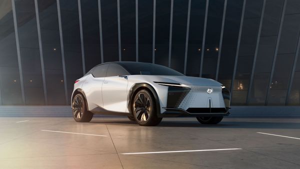 Lexus LF-Z Electrified Konzeptwagen in seitlicher Frontansicht in einer Halle