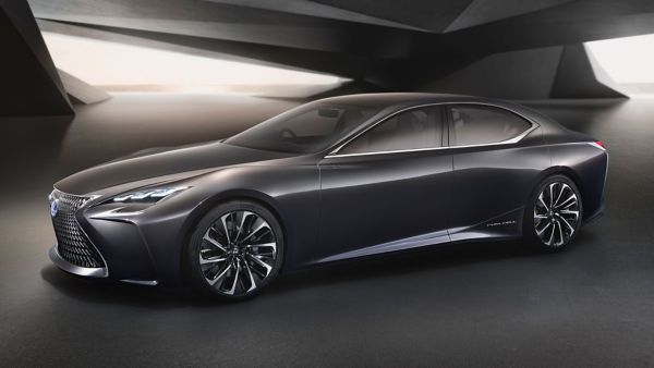 Lexus LF-FC Konzeptfahrzeug geparkt in einer futuristischen Garage