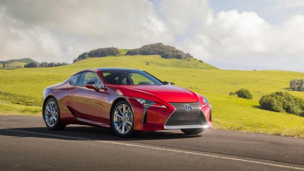 Roter Lexus LC Coupé vor einem Tal 