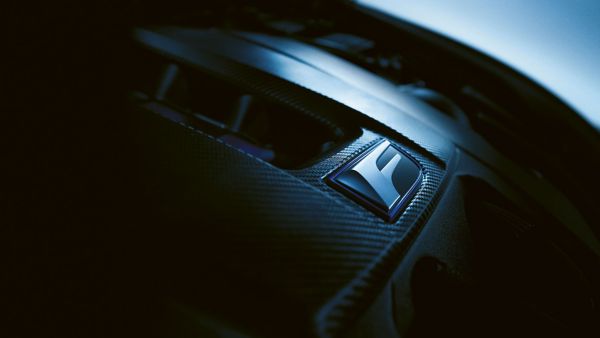 Nahaufnahme des F-Logos auf dem Motorblock