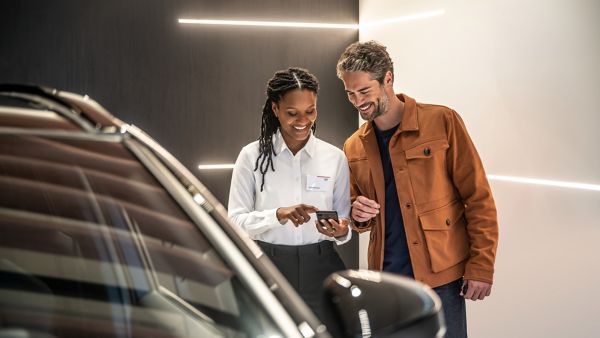 Verkoper geeft uitleg over de MyToyota App