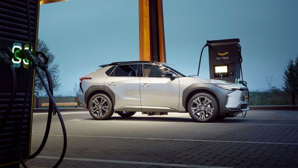 Toyota bZ4X bij een Fastned snellaadpaal