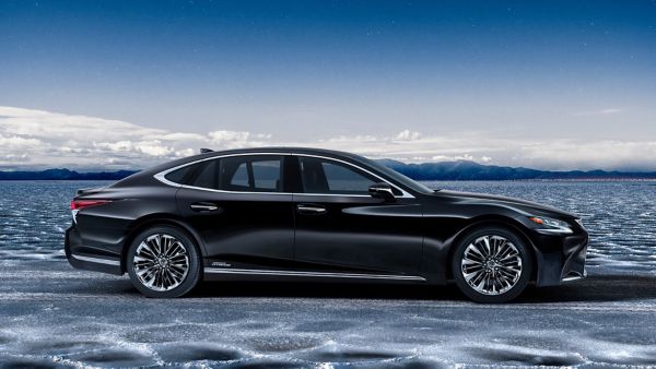 Ein schwarzer Lexus LS in der Seitenansicht