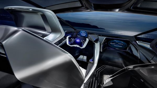 Blick aus dem Inneren eines Lexus LF-30 Electrified Konzeptfahrzeugs mit Aussicht auf das Meer in der Abenddämmerung