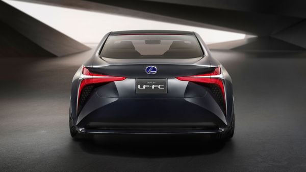 Lexus LF-FC Konzeptfahrzeug in der Heckansicht in futuristischem Gebäude