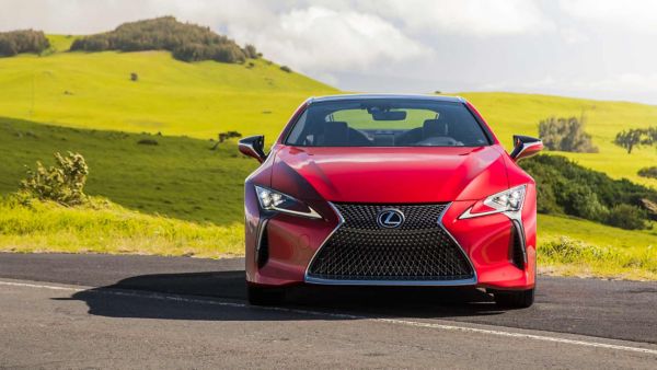 Roter Lexus LC Coupé vor einem Tal 