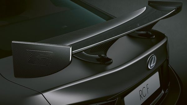 Detailaufnahme des Heckspoilers eines Lexus RCF