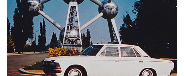 Farbfoto aus den 60er-Jahren: ein weißer Toyopet Crown vor dem Brüsseler Atomium