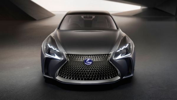 Lexus LF-FC Konzeptfahrzeug in der Frontansicht in futuristischem Gebäude