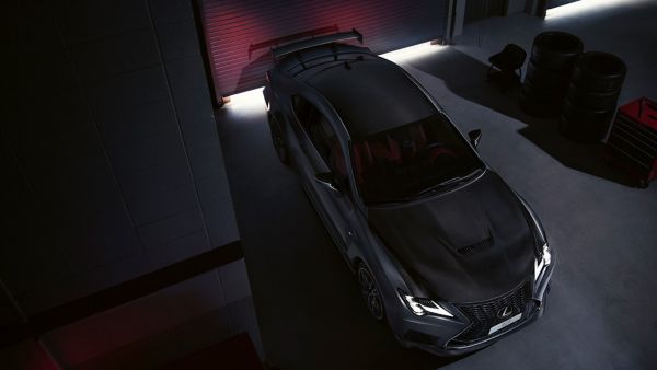 Ein schwarzer Lexus RCF von oben