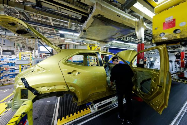 Travailleur Toyota assemblant une voiture