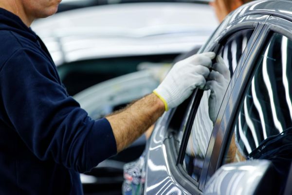 Travailleur Toyota en qualité fenêtres