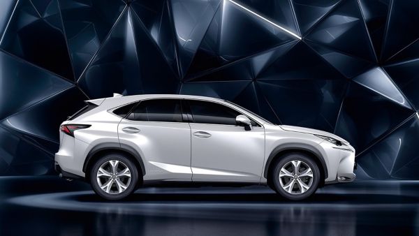 Ein weißer Lexus NX in der Seitenansicht