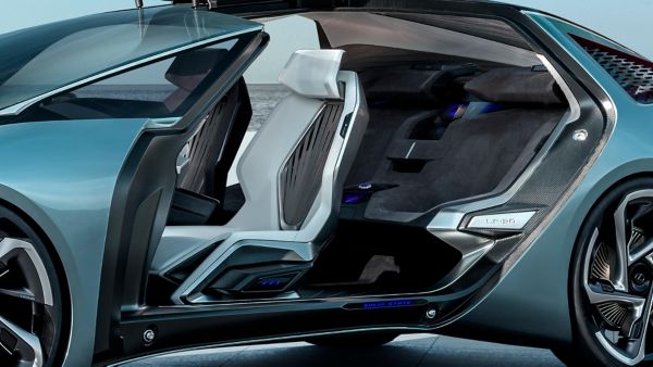 Blick durch die geöffnete Flügeltür eines Lexus LF-30 Electrified Konzeptfahrzeugs auf den Fahrersitz und die Rückbank