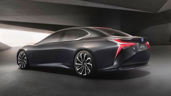 Lexus LF-FC Konzeptfahrzeug in der Seitenansicht in futuristischem Gebäude