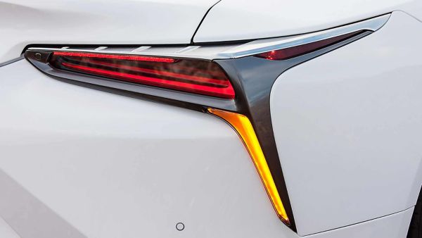 Rückleuchte eines Lexus LC Coupés 