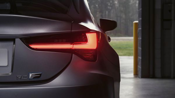 Detailaufnahme der Heckleuchte eines Lexus RCF