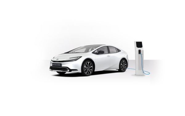 Ein Prius Plug-in hybrid angeschlossen an einer Toyota Ladesäule