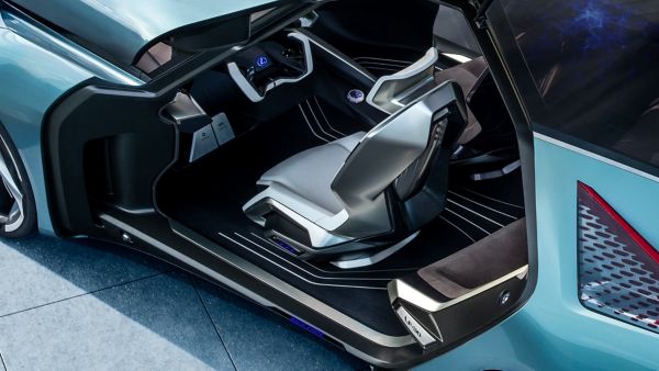 Blick aus der Vogelperspektive durch die geöffnete Flügeltür eines Lexus LF-30 Electrified Konzeptfahrzeugs auf den Fahrersitz