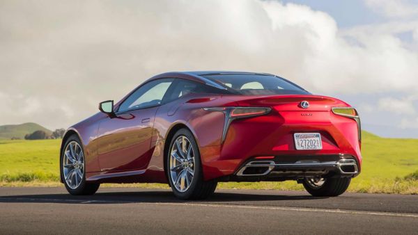 Fahrzeugheck des Lexus LC Coupés 