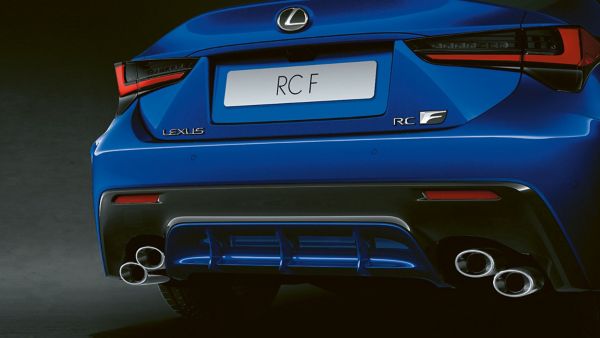 Das Heck eines blauen Lexus RCF 