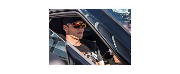 Blick durch das Beifahrerfenster auf Townsend Bell in schwarzem T-Shirt und orangener Sonnenbrille.